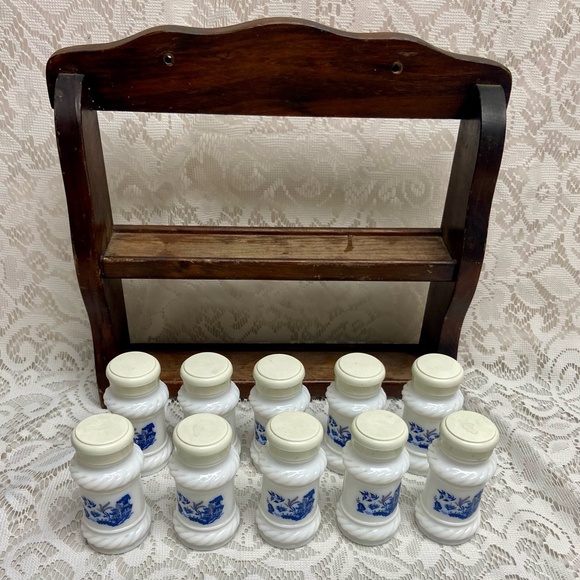 Vintage, 10-pc Blue Willow Milk Glass Shaker Set with Wooden Rack. (2T0625)  Thi - Picture 8 of 8